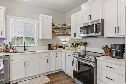 211 Christopher Way, Talent, OR 97540 - Photo 10