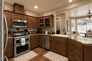 4110 Hemlock Dr, Medford, OR 97504 - Photo 8
