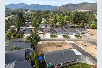 2229 Piazza Drive, Medford, OR 97501 - Photo 32