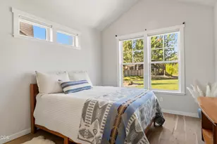 19749 SW River Cp Ln, Bend, OR 97702 - Photo 24