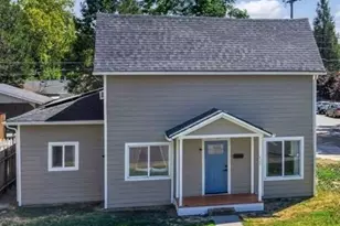 425 SW Burgess St, Grants Pass, OR 97526 - Photo 2