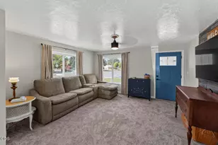 425 SW Burgess St, Grants Pass, OR 97526 - Photo 2