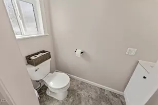425 SW Burgess St, Grants Pass, OR 97526 - Photo 14