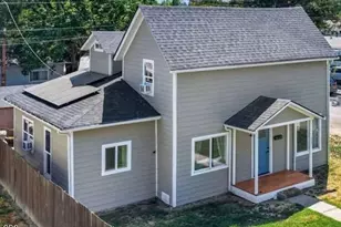 425 SW Burgess St, Grants Pass, OR 97526 - Photo 4