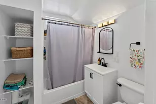 425 SW Burgess St, Grants Pass, OR 97526 - Photo 8