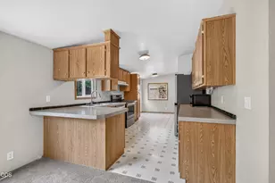 140 Taylor St, Talent, OR 97540 - Photo 8