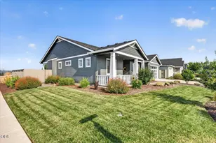 1492 Quarter Ln, Medford, OR 97504 - Photo 2
