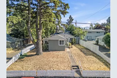858 E 9th Street, Medford, OR 97504 - Photo 4