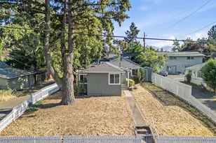 858 E 9th St, Medford, OR 97504 - Photo 4