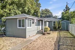 858 E 9th St, Medford, OR 97504 - Photo 6