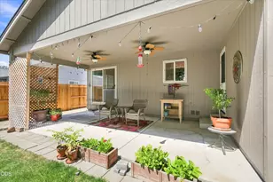 468 Westminster Dr, Eagle Point, OR 97524 - Photo 2