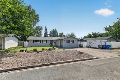 46 Tracy Avenue, Eagle Point, OR 97524 - Photo 2