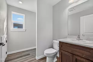 953 Honey Bee St, Medford, OR 97501 - Photo 12