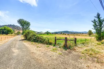 1241 Dry Creek Road, Eagle Point, OR 97524 - Photo 2