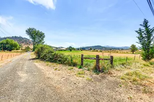 1241 Dry Creek Rd, Eagle Point, OR 97524 - Photo 2