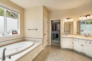 800 SE Shadowood Dr, Bend, OR 97702 - Photo 10