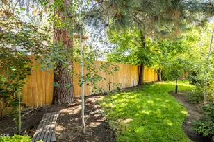 800 SE Shadowood Dr, Bend, OR 97702 - Photo 40