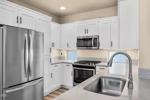 61065 SE Sydney Harbor Dr, Bend, OR 97702 - Photo 14