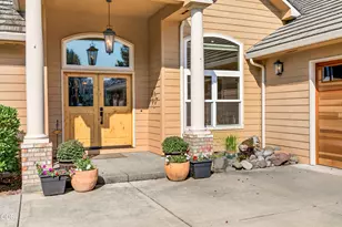159 Princeville Dr, Eagle Point, OR 97524 - Photo 2