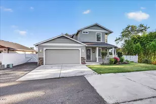 207 Maxwell Pl, Central Point, OR 97502 - Photo 2