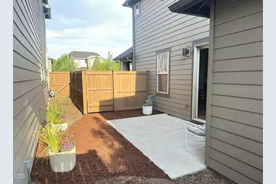 61101 SE Sydney Harbor Drive, Bend, OR 97702 - Photo 12