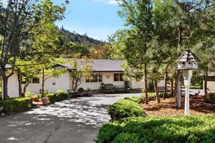 627 Carriage Rd, Grants Pass, OR 97526 - Photo 2