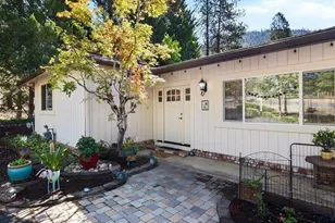 627 Carriage Rd, Grants Pass, OR 97526 - Photo 1