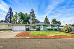 208 Kings Way, Central Point, OR 97502 - Photo 2
