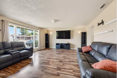 208 Kings Way, Central Point, OR 97502 - Photo 8
