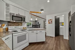 54761 Pinewood Ave, Bend, OR 97707 - Photo 12