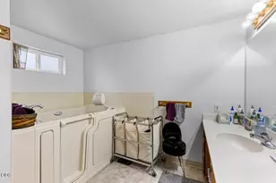 1000 La Loma Dr, Medford, OR 97504 - Photo 8