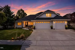 3339 NE Sandalwood Dr, Bend, OR 97701 - Photo 2