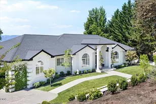 1553 Devonshire Pl, Medford, OR 97504 - Photo 10