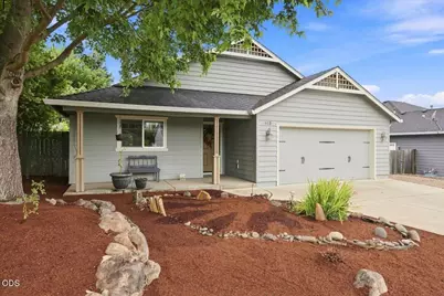 613 Nottingham Terrace, Eagle Point, OR 97524 - Photo 2
