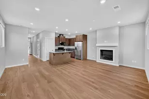 709 NW Walnut Ave, Redmond, OR 97756 - Photo 8