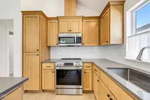 583 Coffee Ln, Ashland, OR 97520 - Photo 4