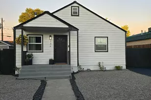 736 SW 10th St, Redmond, OR 97756 - Photo 2