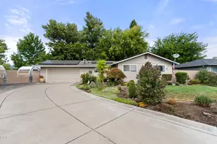 95 Donna Way, Central Point, OR 97502 - Photo 2