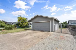 1827 Lillian St, Medford, OR 97501 - Photo 2