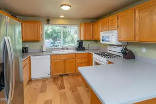 20705 Wishing Well Ct, Bend, OR 97701 - Photo 4