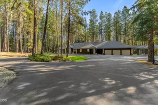 200 Brookstone Hills Dr, Grants Pass, OR 97526 - Photo 2