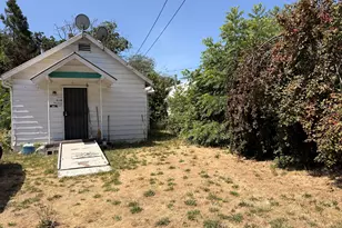 411 SE L St, Grants Pass, OR 97526 - Photo 2