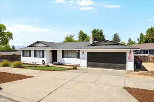 1789 Inverness Dr, Medford, OR 97504 - Photo 2