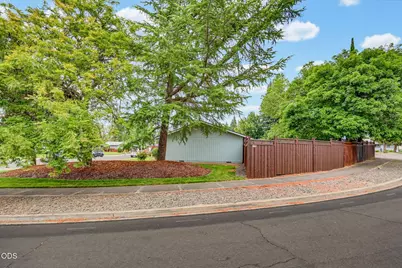 1964 Camellia Avenue, Medford, OR 97504 - Photo 36