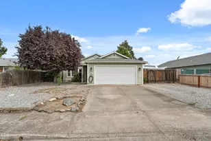 1134 Coachman Dr, Central Point, OR 97502 - Photo 2