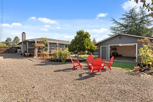 3052 Crystal Mountain Ave, Medford, OR 97504 - Photo 4