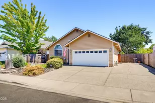 537 SW Wagner Meadows Dr, Grants Pass, OR 97526 - Photo 2