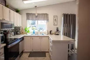 1058 Hemlock Ln, Grants Pass, OR 97527 - Photo 2