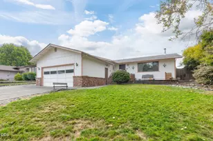 217 Southridge Way, Grants Pass, OR 97527 - Photo 2