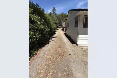 781 N 2nd Avenue, Gold Hill, OR 97525 - Photo 2